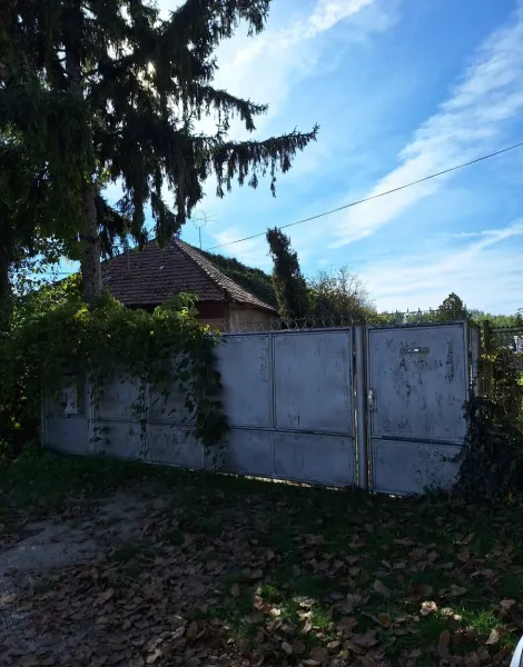 Viac než len pozemok: 16-árové zázemie s domčekom a fóliovníkmi (Hul) - Foto 3