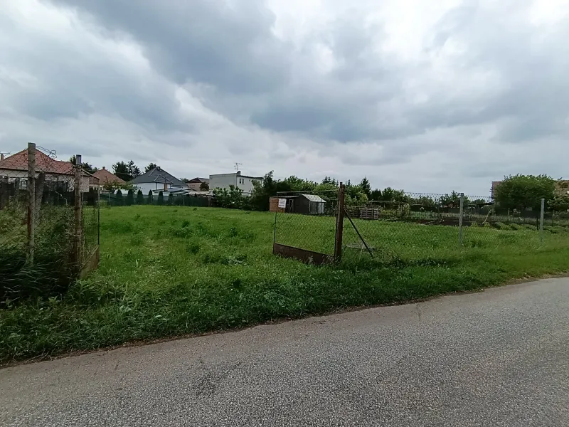Stavebný pozemok na prestížnej adrese s úrodnou pôdou (Palárikovo, Kukučínova) - Foto 3