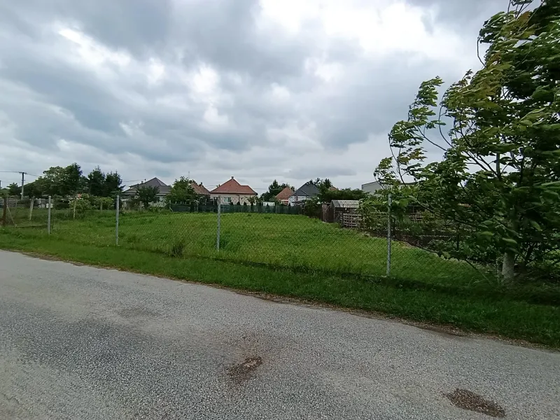Stavebný pozemok na prestížnej adrese s úrodnou pôdou (Palárikovo, Kukučínova) - Foto 4