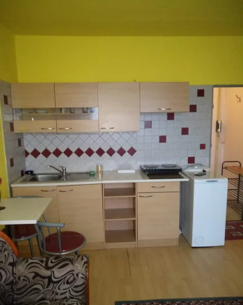 Kompaktné bývanie bez počiatočných investícií: Zariadená garzónka po rekonštrukcii jadra (Nové Zámky, Lastovičia ul.) - Foto 1