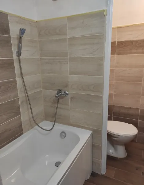 Kompaktné bývanie bez počiatočných investícií: Zariadená garzónka po rekonštrukcii jadra (Nové Zámky, Lastovičia ul.) - Foto 4