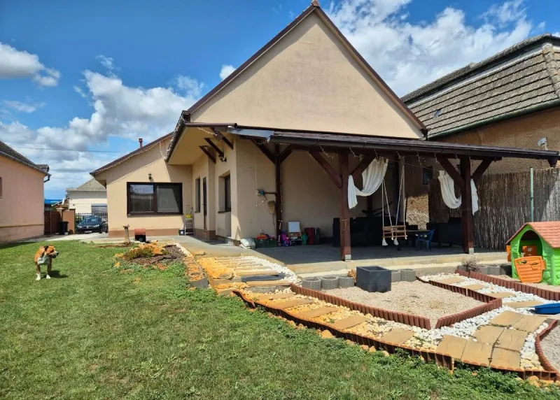 Kompletne obnovený dom s bazénom a terasou: 4-izbový rodinný dom (Zemné, Ľaliová ul.) - Foto 1