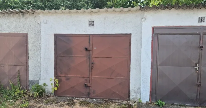 Bezpečné parkovanie aj úložný priestor: Murovaná garáž s elektrinou (Komárno, Párna ul.) - Foto 1
