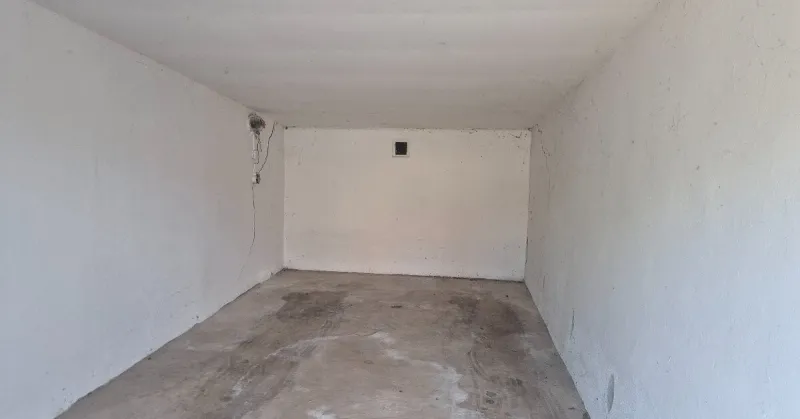 Bezpečné parkovanie aj úložný priestor: Murovaná garáž s elektrinou (Komárno, Párna ul.) - Foto 2