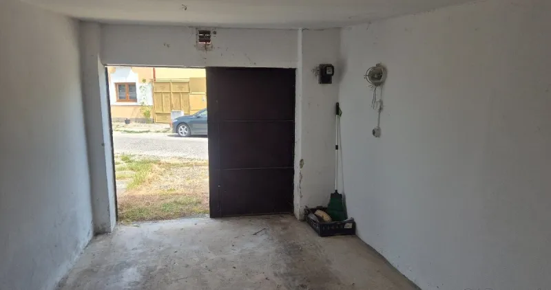 Bezpečné parkovanie aj úložný priestor: Murovaná garáž s elektrinou (Komárno, Párna ul.) - Foto 3