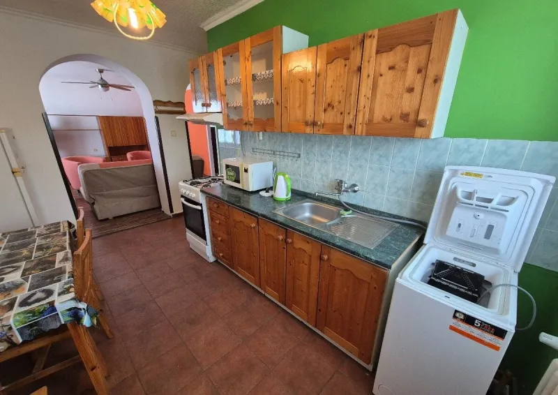 Priestranný tehlový domov na skok od obchodu: Zariadený 2-izbový byt s dvoch pivnicami (Komárno, Zváračská ul.) - Foto 1