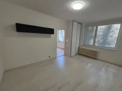 Štartovacie bývanie bez investícií: Kompletne prerobený 1-izbový byt (Komárno, Jazerná)