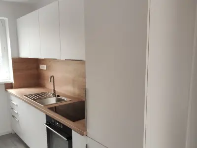 Moderné bývanie s nízkymi nákladmi: Kompletne zrekonštruovaný 2-izbový byt (Komárno, E. B. Lukáča)