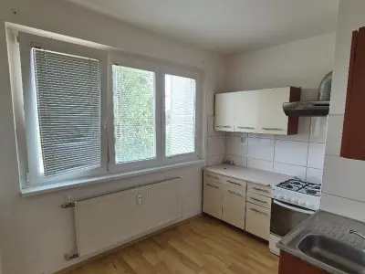 Štartovacie bývanie bez čakacích lehôt: Útulný 1-izbový byt na 2. poschodí (Komárno, Košická ul.)