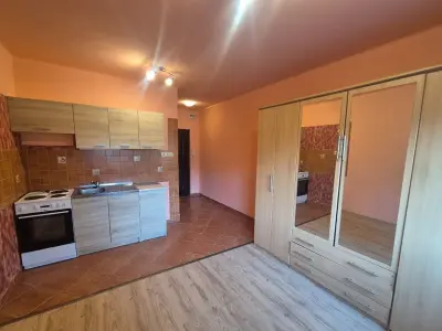Kompaktné a tiché bývanie bez starostí: Zrekonštruovaná garzónka pri 7. sídlisku (Komárno)