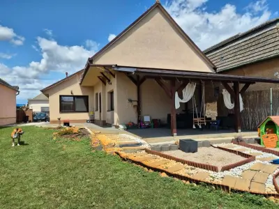 Kompletne obnovený dom s bazénom a terasou: 4-izbový rodinný dom (Zemné, Ľaliová ul.)