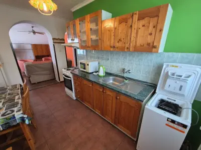 Priestranný tehlový domov na skok od obchodu: Zariadený 2-izbový byt s dvoch pivnicami (Komárno, Zváračská ul.)
